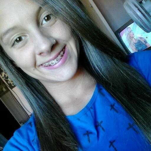 18 anos, estudante, gremista , libriana ♎ , Pagodeira  , louca e chata , apaixonada ... :3' .