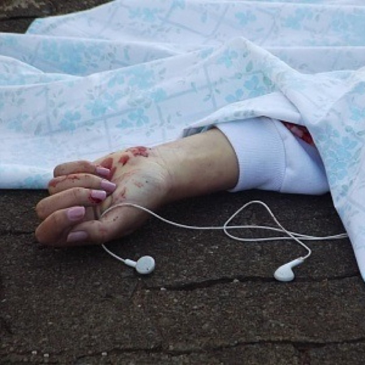 DepressMyMind's profile picture. Blades have become my only friend. #ProjectLG