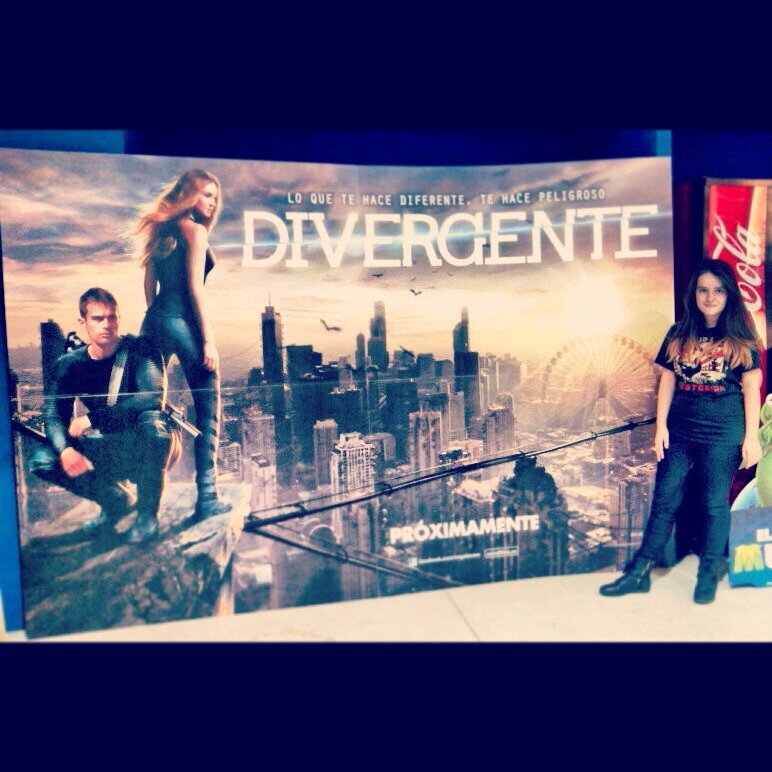 Pequeña lectora. Soy el Sinsajo de Osadia. Preparando mi pequeña rebelion. Esperando a mi Peeta, soñando con Tobias y enamorada de August. .lll.