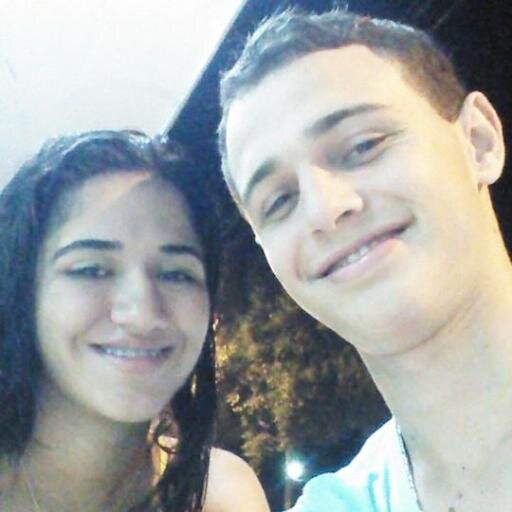 Menina que tenta buscar seus objetivos, que tenta nunca desiste daquilo que deseja . Que tenta mostrar pra quem ama o que é um amor de verdade .