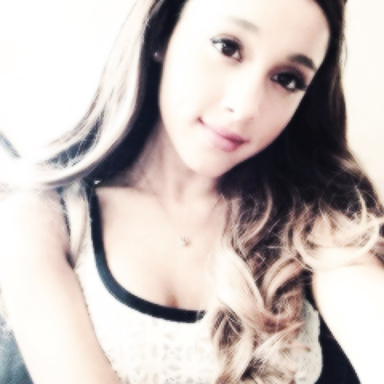 Saved. Go follow @AriGrandeBiebs i follow back