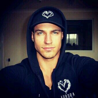 FrasesReales69's profile picture. Pérdido en un mundo de locos,si eres ese loco sigueme y si no lo eres me sigues igual,escribo de todo y siempre algo bebido.