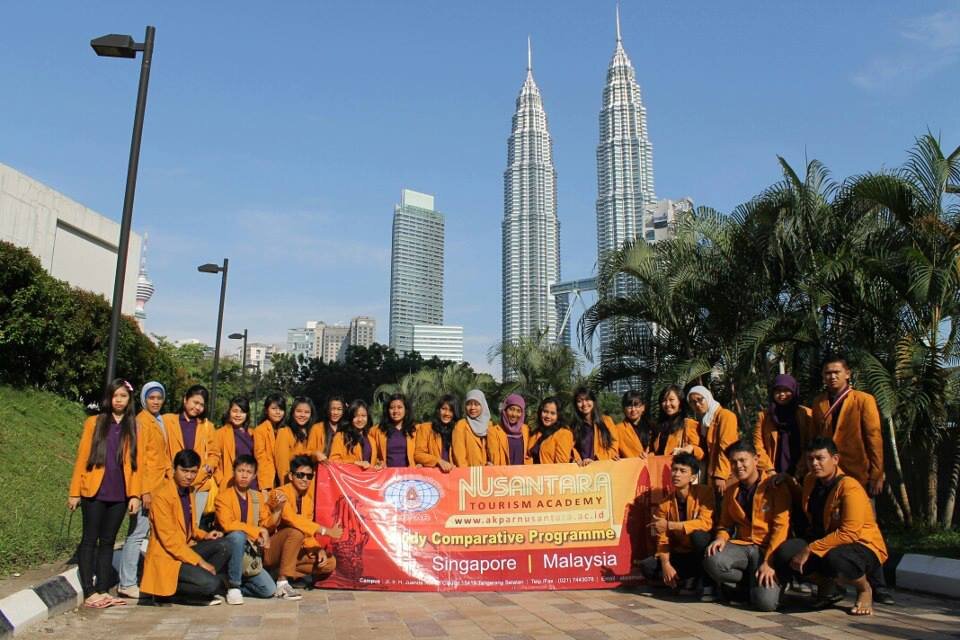 AKADEMI PARIWISATA NUSANTARA
Jl. Legoso Raya 31 Ciputat 15419
Telp. 021 744 3078