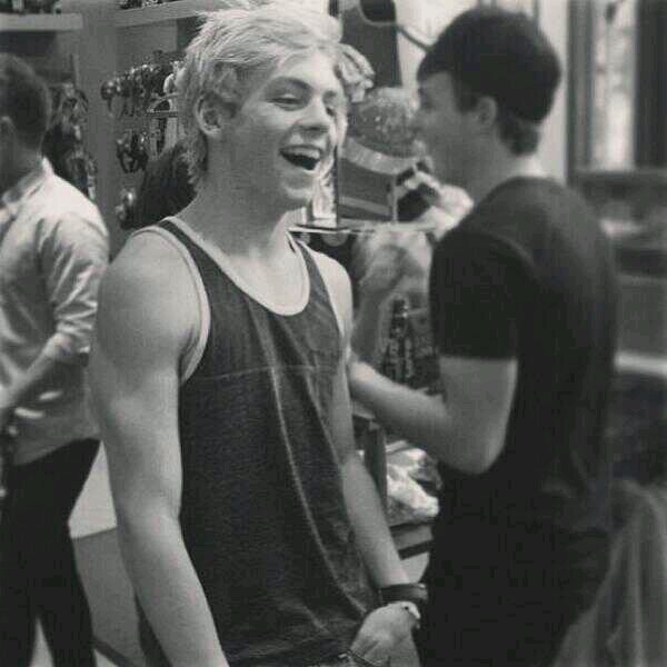 ThatRockingMoon's profile picture. I'm Austin. if you see me at Sonic Boom, say hi and don't be shy #single #bi