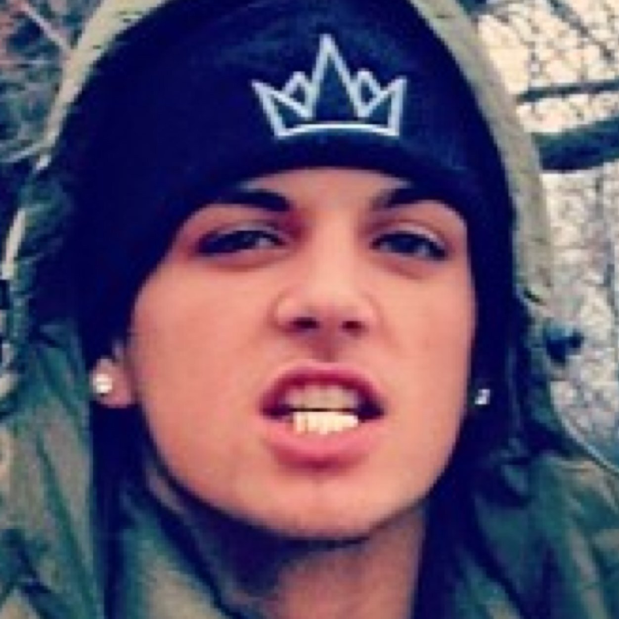 twurked's profile picture. who reads this?