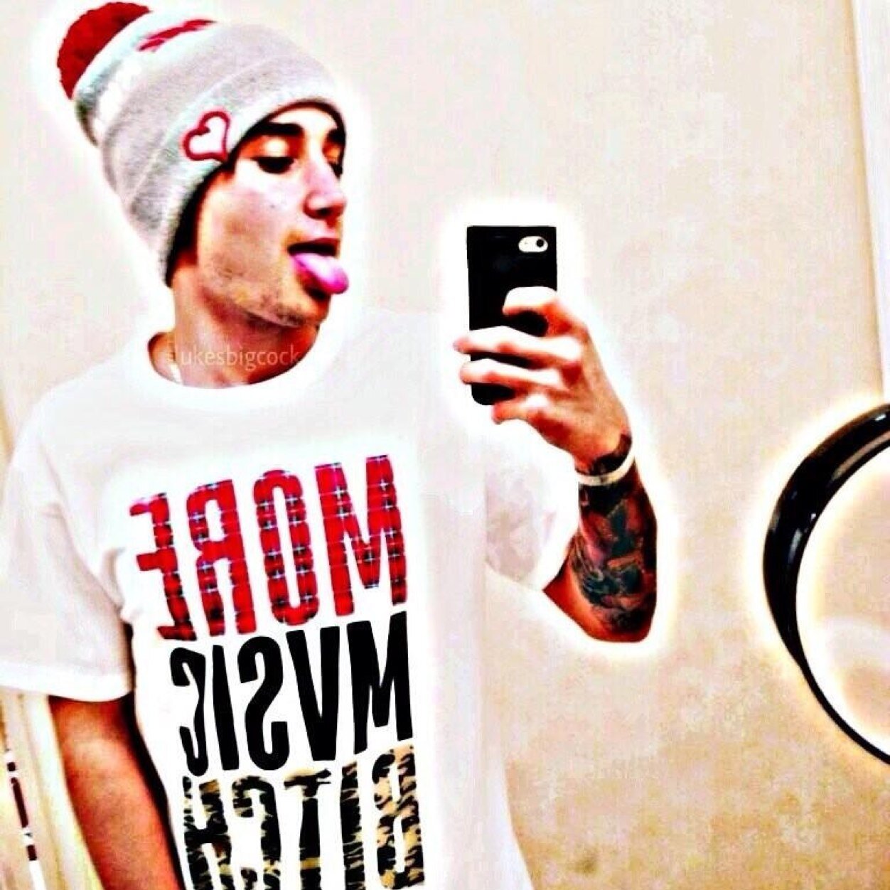 Hey your hot ;) I'm a Huge Flirt dont fall for me I'm Not a good guy Drugs,Sex,Smoking and drinking