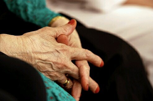 ‏‏‏‏‏‏‏‏هنا حيثُ أنا ..
  مغردة حكاوي      ~ ♥