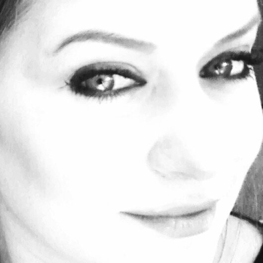 Artist: photo-realism junkie, painter: lover of oils, creative soul, yogi, pluviophile, watcher of people, and a voracious reader