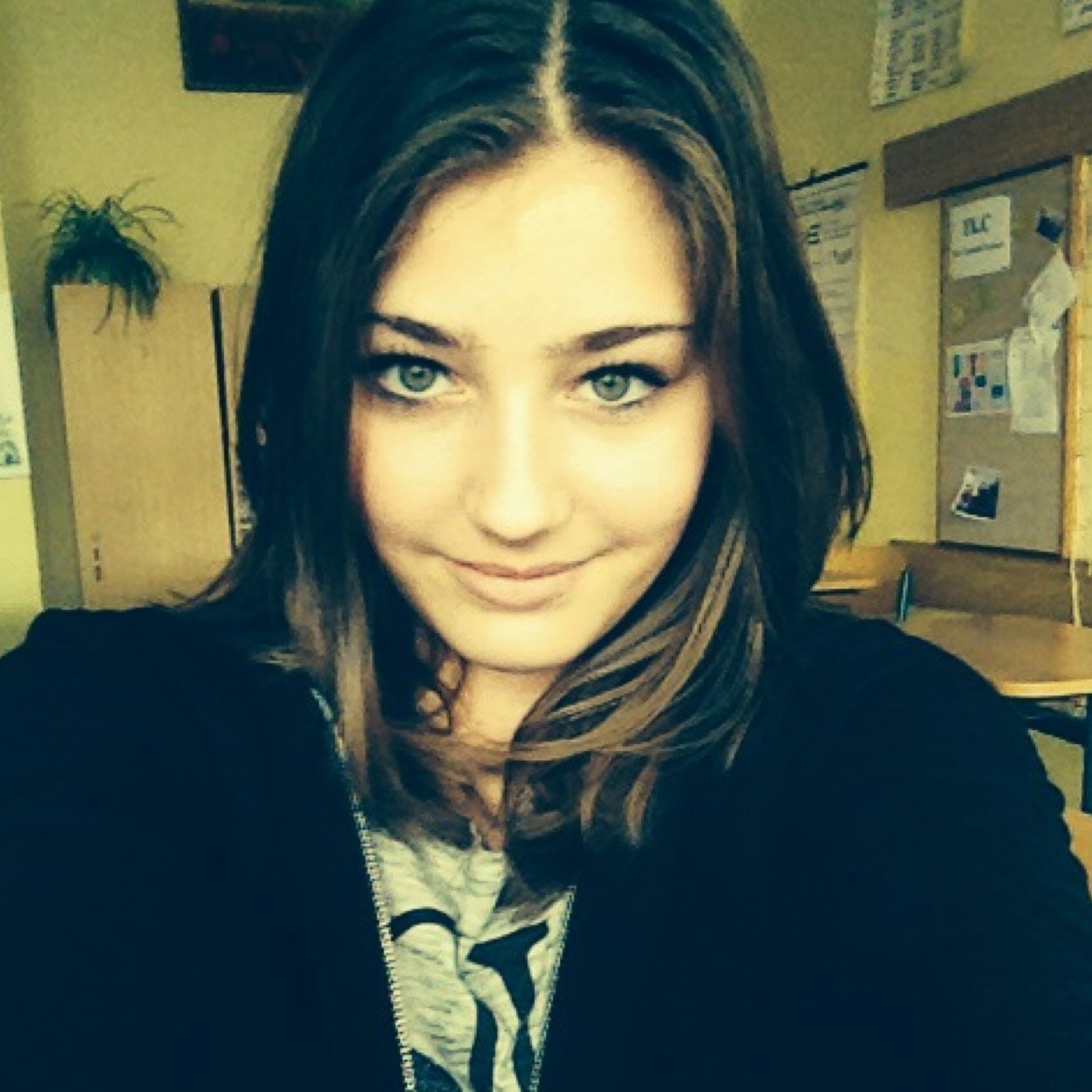 Czech girl :)) Love dance! :3 Love music! :)) Hate school :(