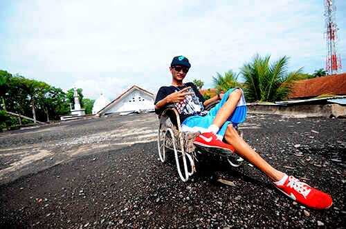 Hanya yang gila yang mampu bertahaN