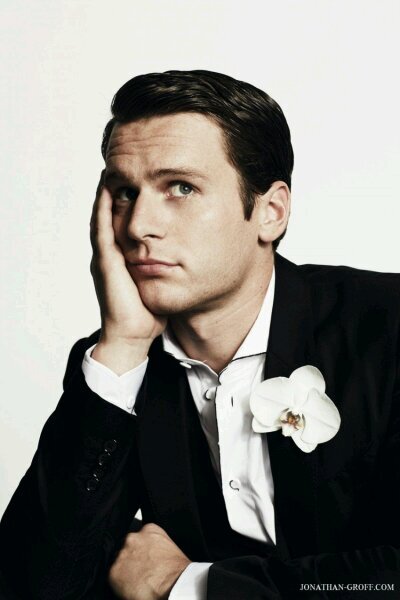 HI!! :) i love jonathan groff