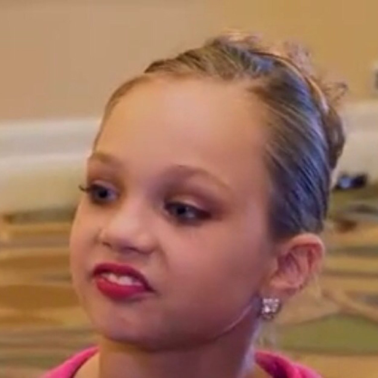 Thegirlblogg's profile picture. Another papercut survivor