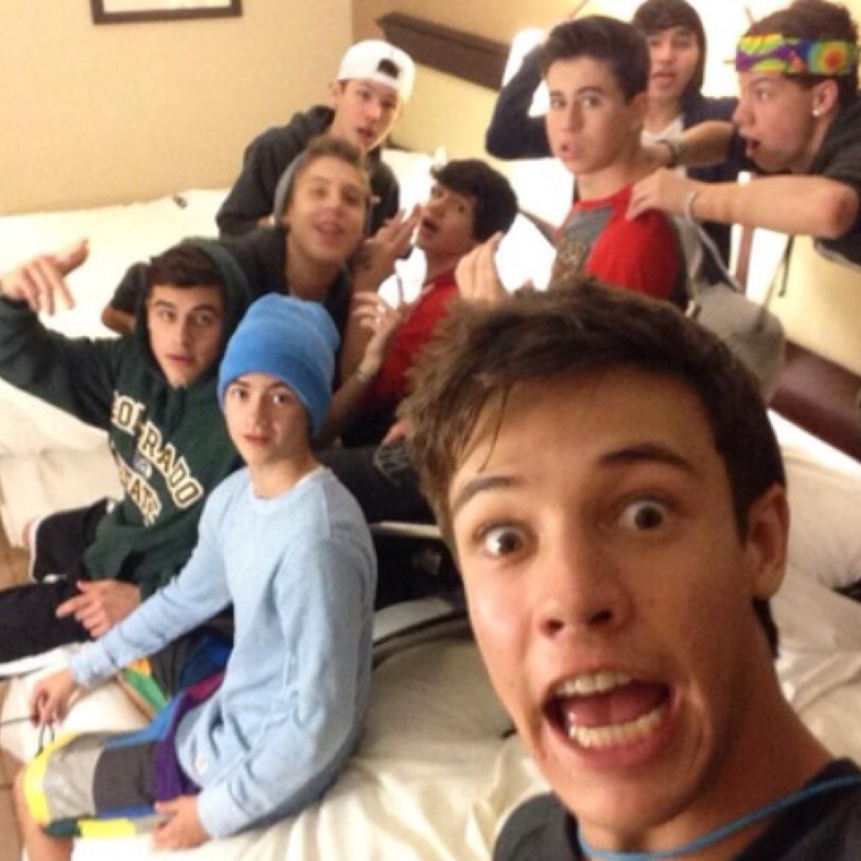DONT FOLLOW THIS ACCOUNT, FOLLOW @Caniffinnn LOVE YA BABE