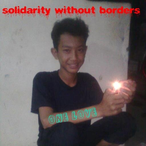 Senyum Santai Melambai Seperti Jablay