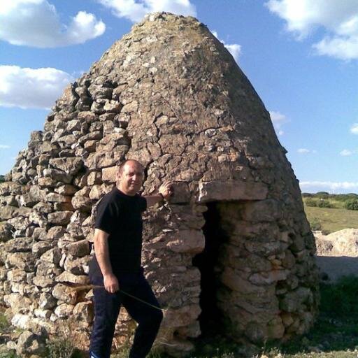 Hijo de labradores y pastores. Aprendiz de todo y maestro de nada. Enamorado de la vida.