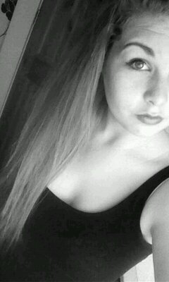 Grunge bitch - Anything Alex Turner, Miley Cyrus or Proudlock suits me. Yeah like bands and horses too.