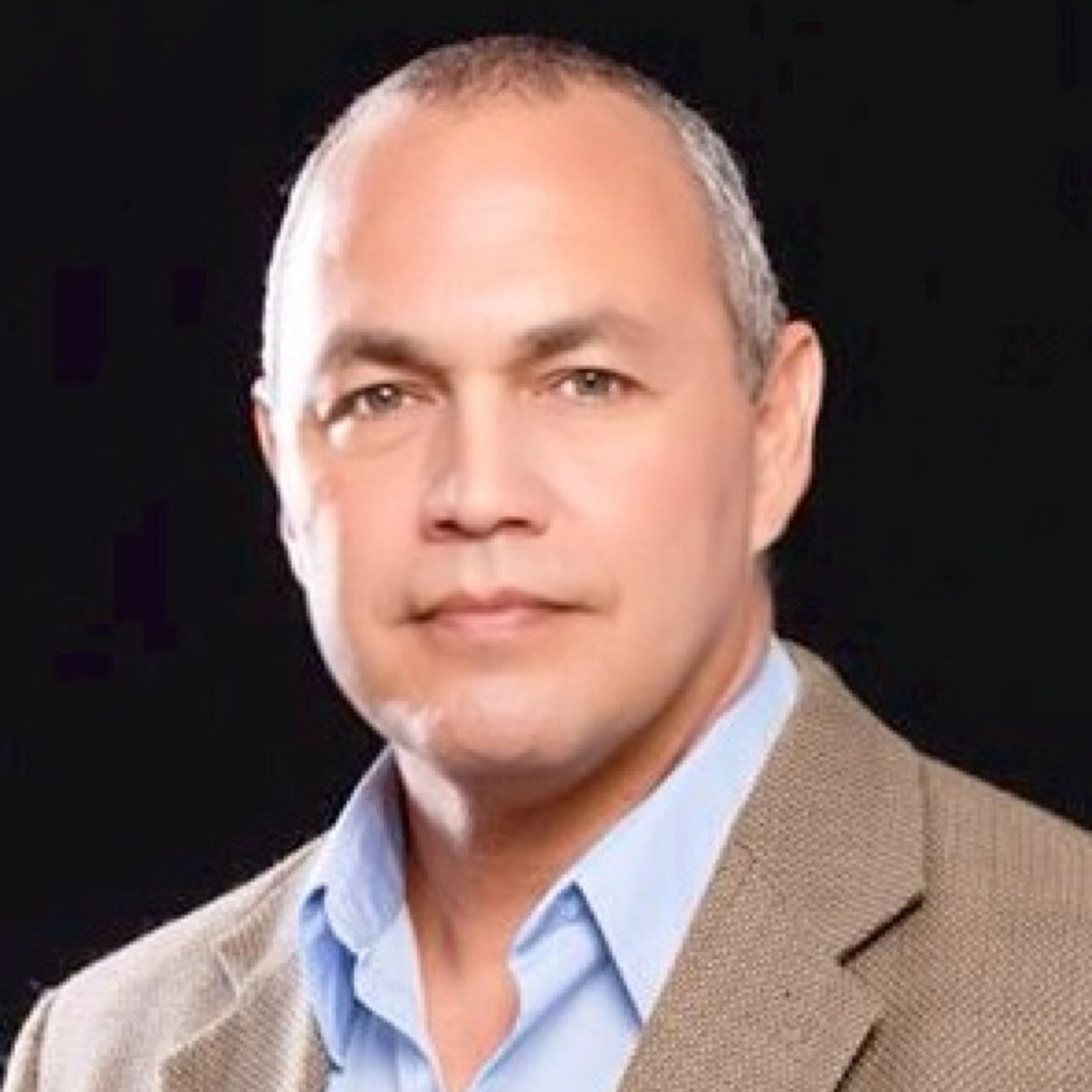 Locutor, Animador y Productor de TV, mejor conocido como Gilbert El Tuque Man.