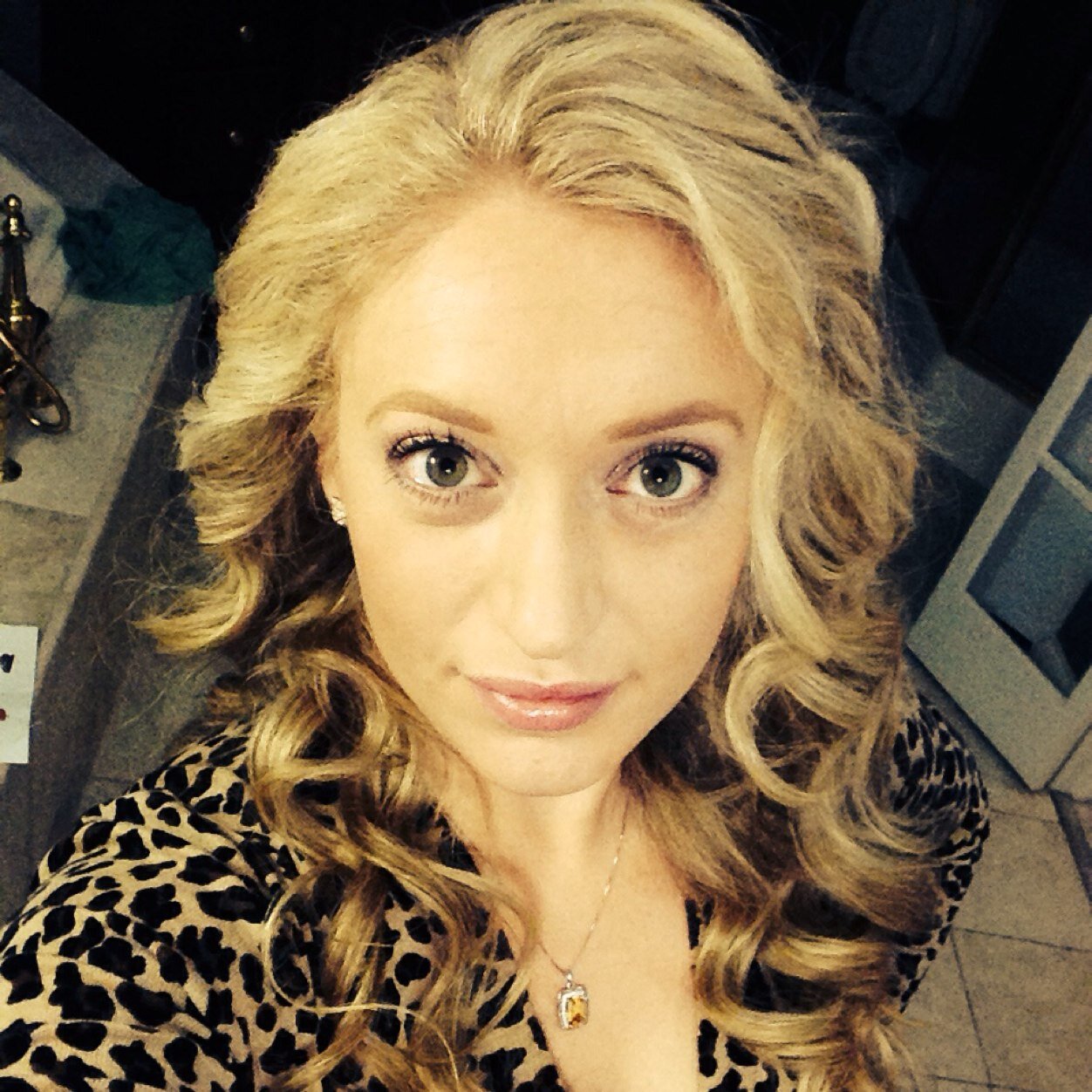 MCStatusride's profile picture. Happy person, Paw Prints Painter, whitty blond.