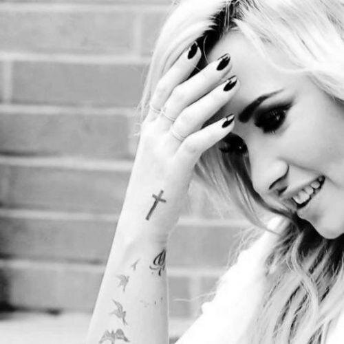 smirkylovato's profile picture. my idols are the classiest mofos. ask for a follow :)
personal: @bevzunplugged