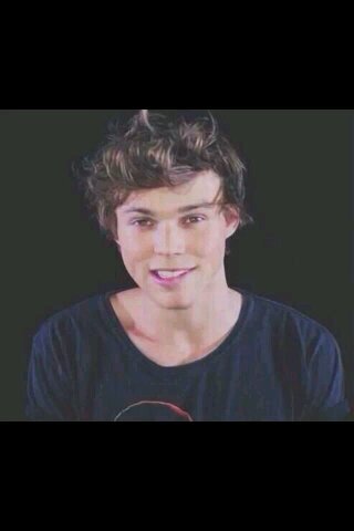 Hi cutie, don't follow me but go follow @irwinirvana_ please :) Love you x