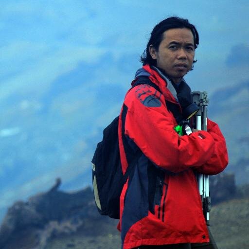 tv journalist, a cyclist, adventurer, footballholic and half musician. United!!