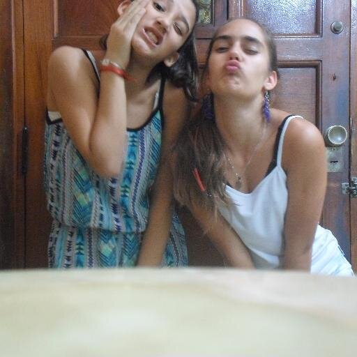 para que llorar si podemos reir ?♥ ¿ para que sufrir si podemos estar bien ? tantas preguntas me hago , y no me llegan las respuestas ♥♥