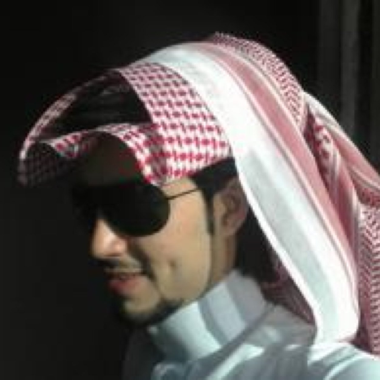 جعلني لاغبٺ مذكور بّ ﺎلخير وجعلني لامٺ مالي على ﺎلدنيا عدو ♡