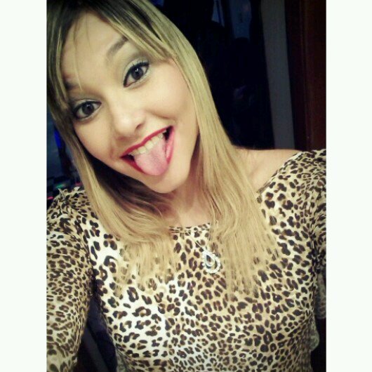 17 anos, geminiana, santista, romântica, estressada, brincalhona, tímida, ciumenta