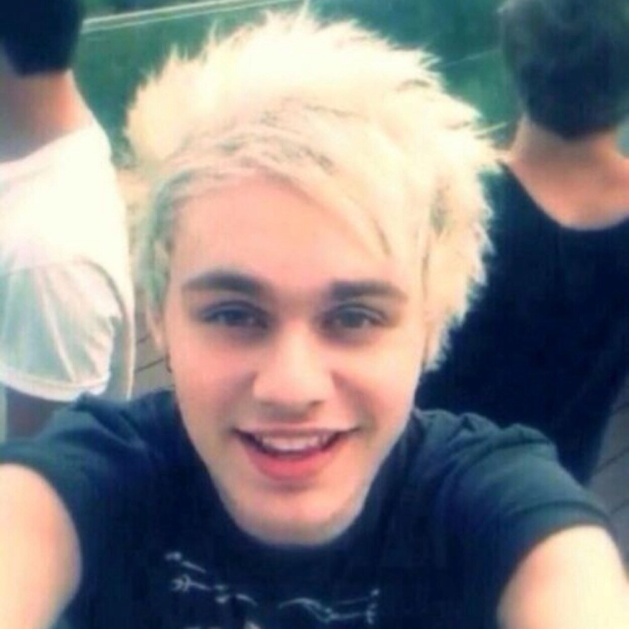 I followed u bc perf but please help by rting this ilysm https://t.co/i0XQC54gIv - 
@guardianhemmo