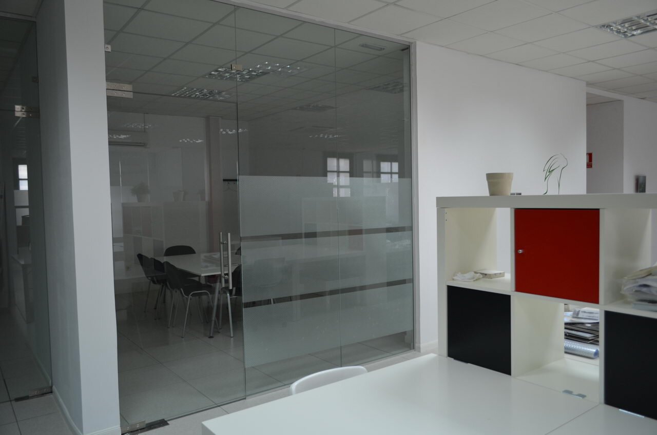 MASTERHEAD es un espacio de COWORK donde tienes la oportunidad de tener una oficina compartida, tu propio espacio de trabajo, salas de reuniones y office.