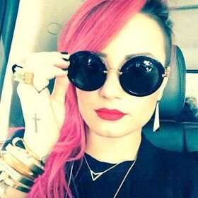 Lovatic & Directioner, amo  a  demi   e  1D   sigam -me   ,    , ame -me   sqñ hshshsh