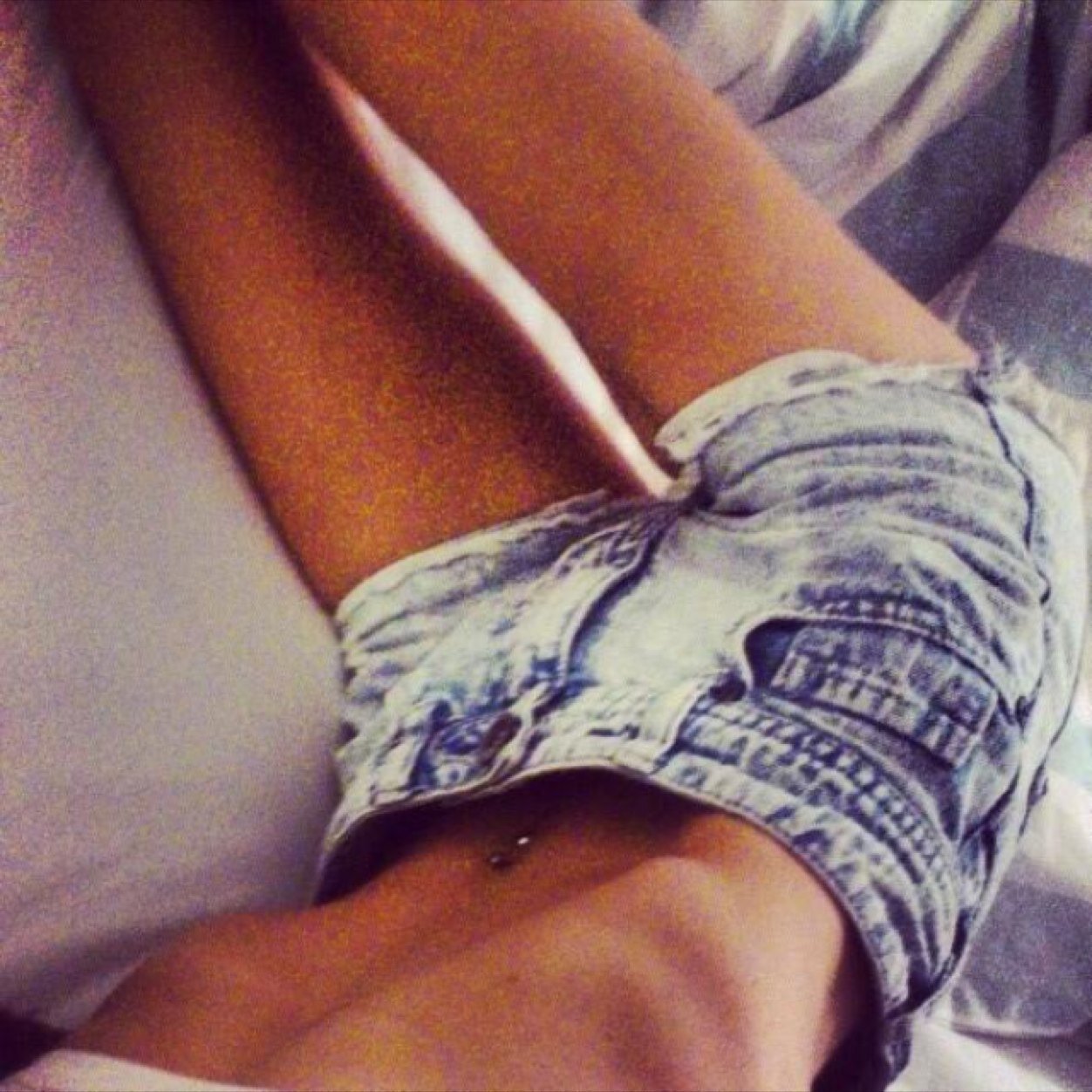 17 year old girl suffering from bulima because society is a dick and bones are pretty.