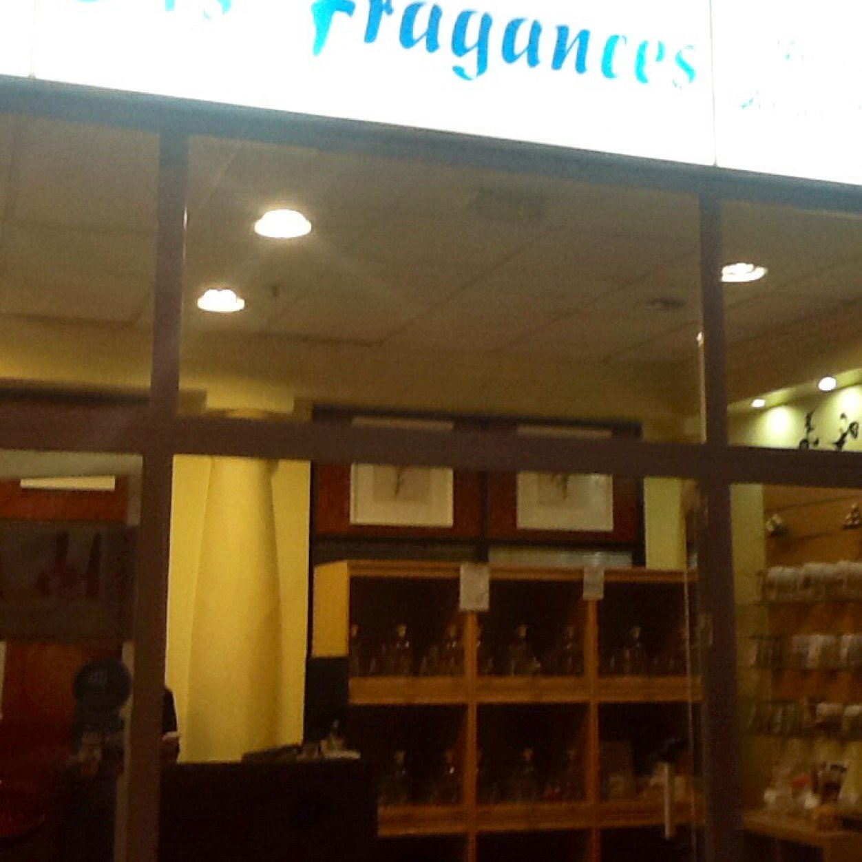 Situado en el Centro Comercial Equinoccio Park. Fragancias y Aromas naturales (perfumes, ambientadores, velas, jabones....)