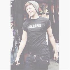 FOLLOW @nouisxluke bc she gave you this free follow and she loves you lotsss :D