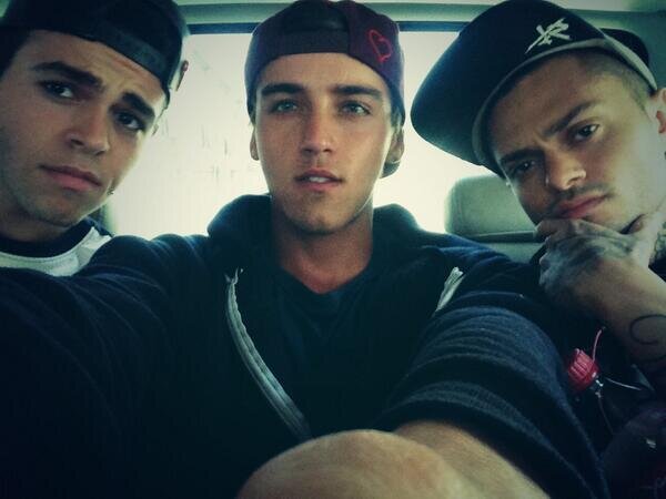 Follow my main acc @banielsempire and @cuteassclothes for a free follow cause i follow back.