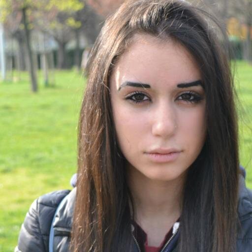 Sono una persona che ha la morte nel cuore ma il sorriso sul viso,sono una persona che ama la vita anche se a volte fa schifo.