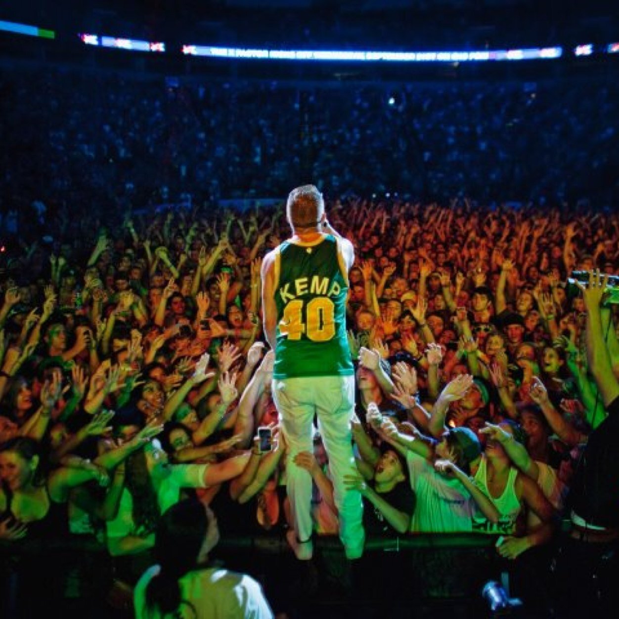 Mejor fuente de información y club de fans de @Macklemore y @RyanLewis en España. The Heist Deluxe disponible en iTunes!