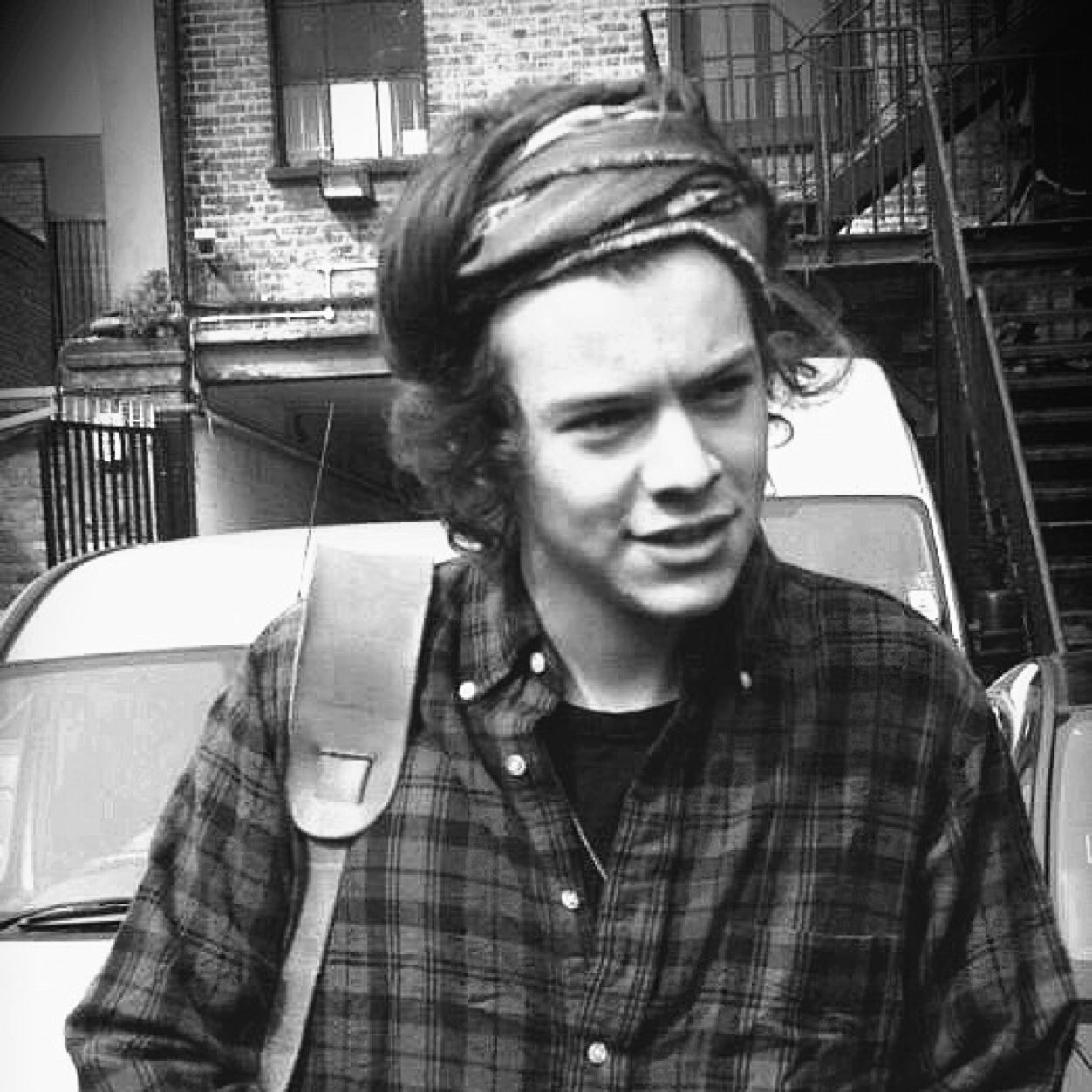 Hi! I just gave you a free follow so please follow my main @mulberryhxrry i follow back! Thanks!