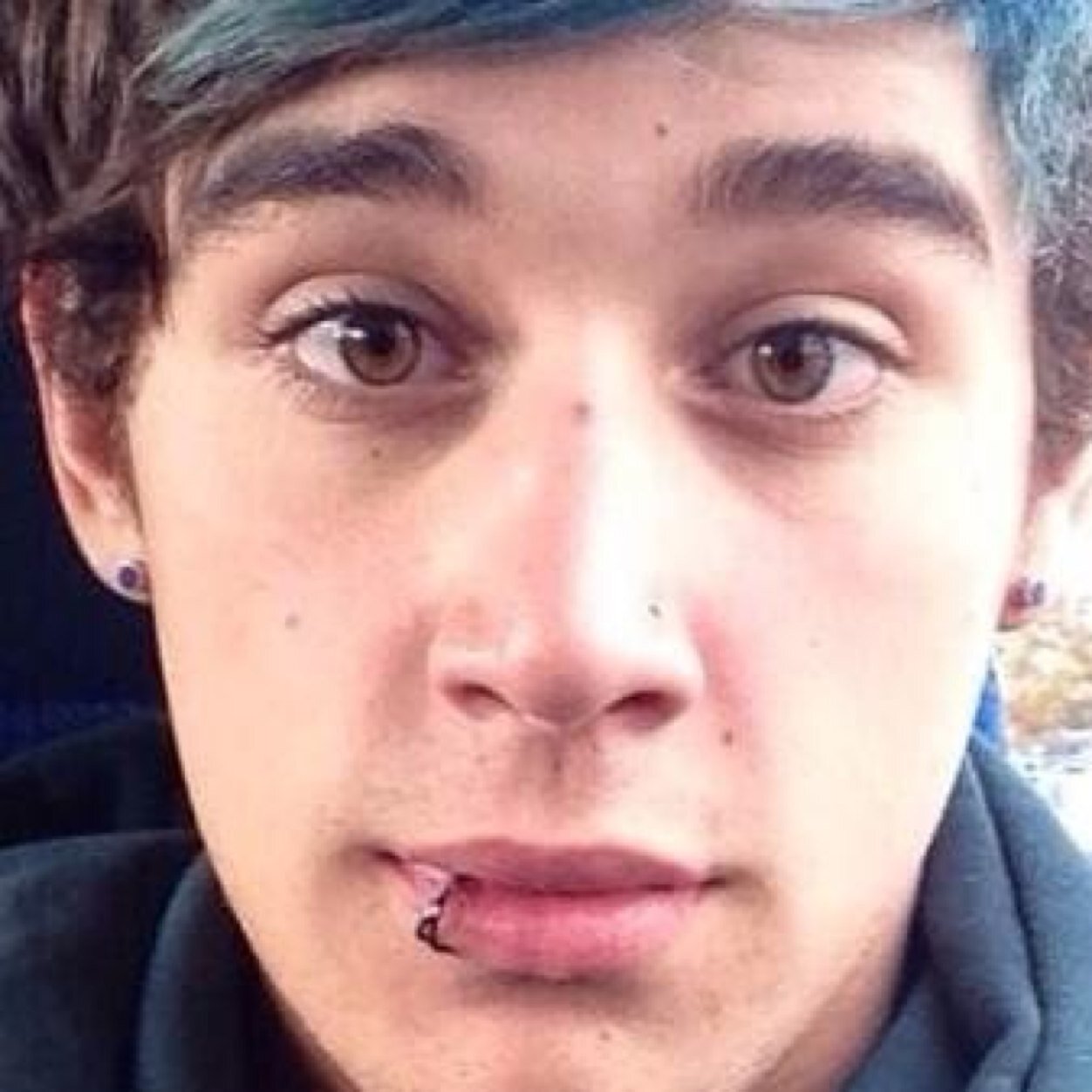 Follow @sigh_hemmo