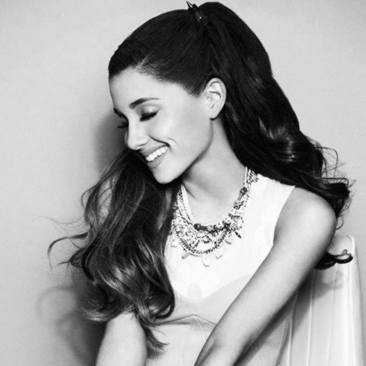 readdbio1140's profile picture. please follow @ihonordemetria ilysm ur beautiful :)