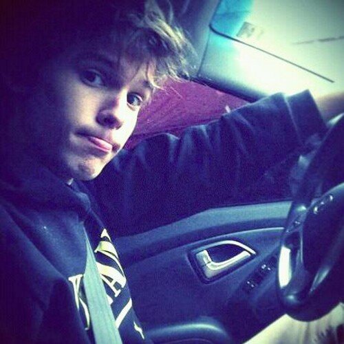 just a cheerful, social, optimistic guy, I love music, #DirectionerBoy, #Selenator,#SJ, Mis hijas a futuro se Llamaran Kanade y Avalanna, bailarín