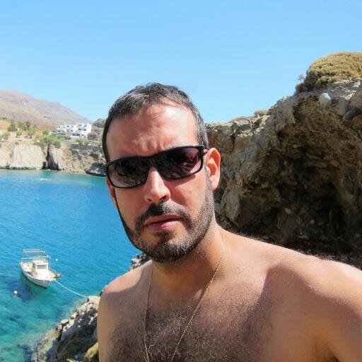 Otro cubano dispuesto a subir a bordo, remar sin descansar hasta que Cuba sea Libre! Abajo los hijo'e puta de los Castro!!