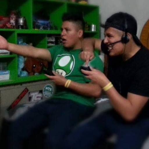 Amante de los Videojuegos y de las gomitas de Gusanito, Baterista