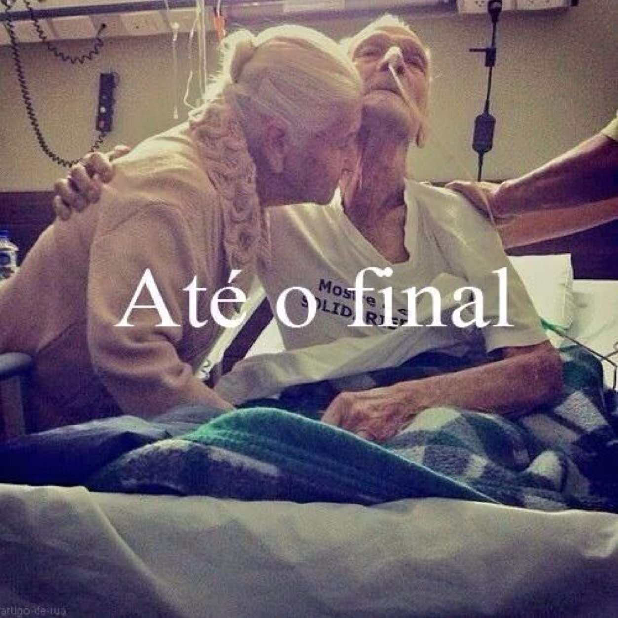 ' não me importo com o que as pessoas pensam, faço o que quero, digo o que penso, amo quem #merece e tenho #pena de quem se mete na minha vida!!