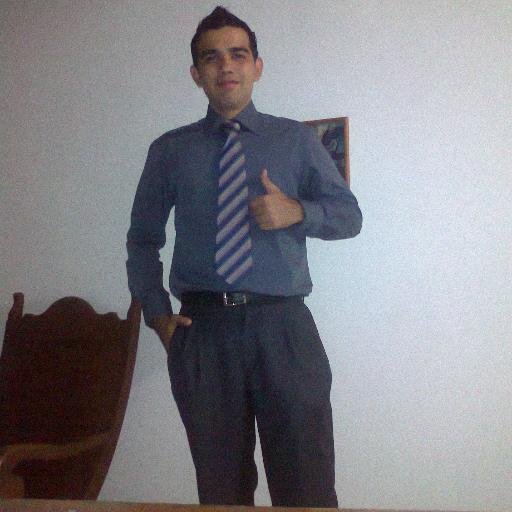Constructor de cohetes, experto en pizzas, amante de las mujeres, gerente de limpieza de baños, experto en masajes,vendedor ambulante.cantante. sexy party