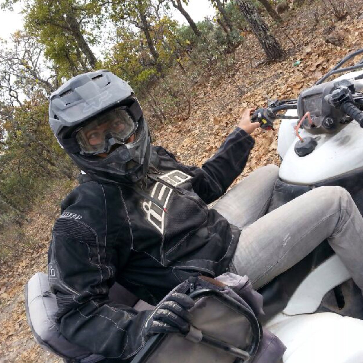 Soy una persona con ambiciones, metas y visiones, nunca me arrepiento de lo que hago, pero sé rectificar mis errores, sé lo que quiero y tambien se lo que soy.