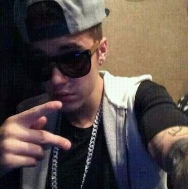 yourkingstin's profile picture. on my throne