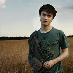 penggemar haarry potter , mempunyai teman -teman yg menyenang kan,,, berumur 15 th,,,