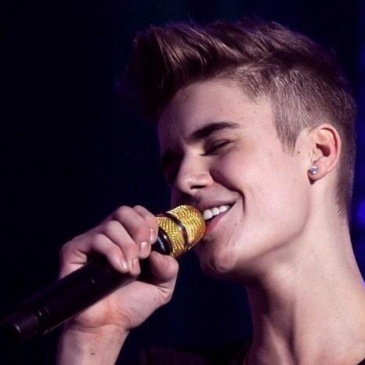 I Love That Canadian Singer Who Beats Up Paparazzi, Pretends To Be Black, Walks Into Glass Doors & Thinks Beyonce Is Se-cute! @justinbieber ILoveYou. xxx