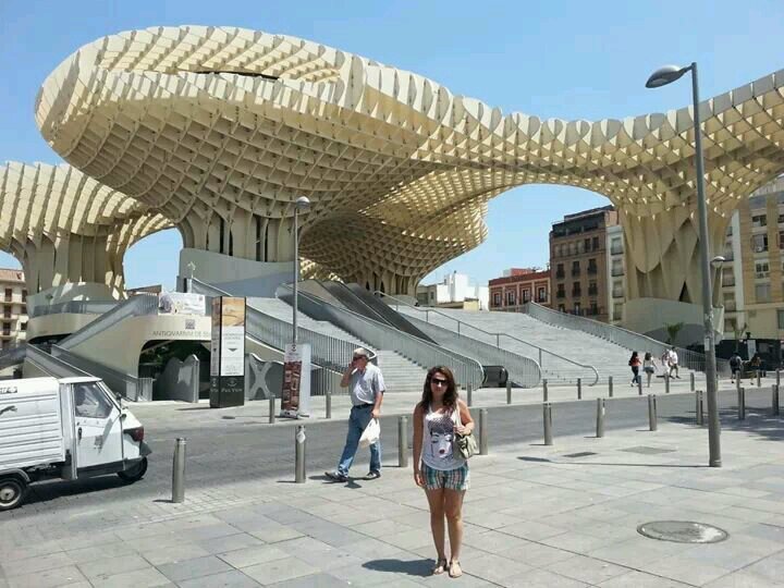 Diseñadora grafica. Apasionada de la vida, Feliz por la familia que tengo. Aventurera y sonrriente ante lo adverso.Amo la vida.